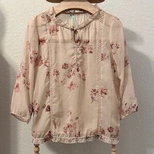 🎀5/$15 Maurices light pink Floral Blouse size medium